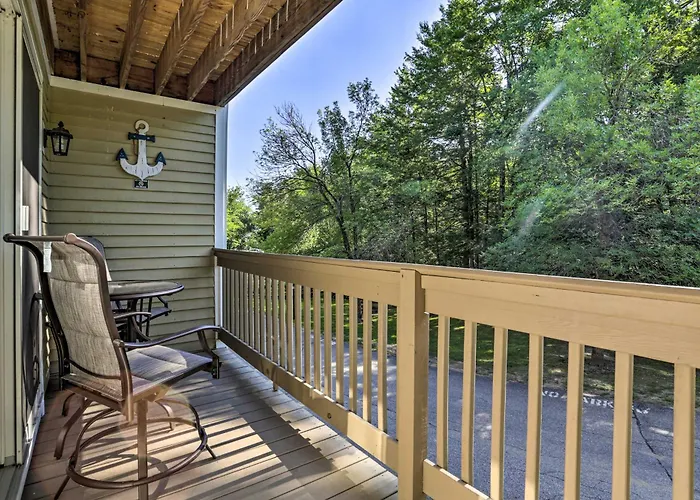 Lake Getaway Walk Across Street To Private Beach!